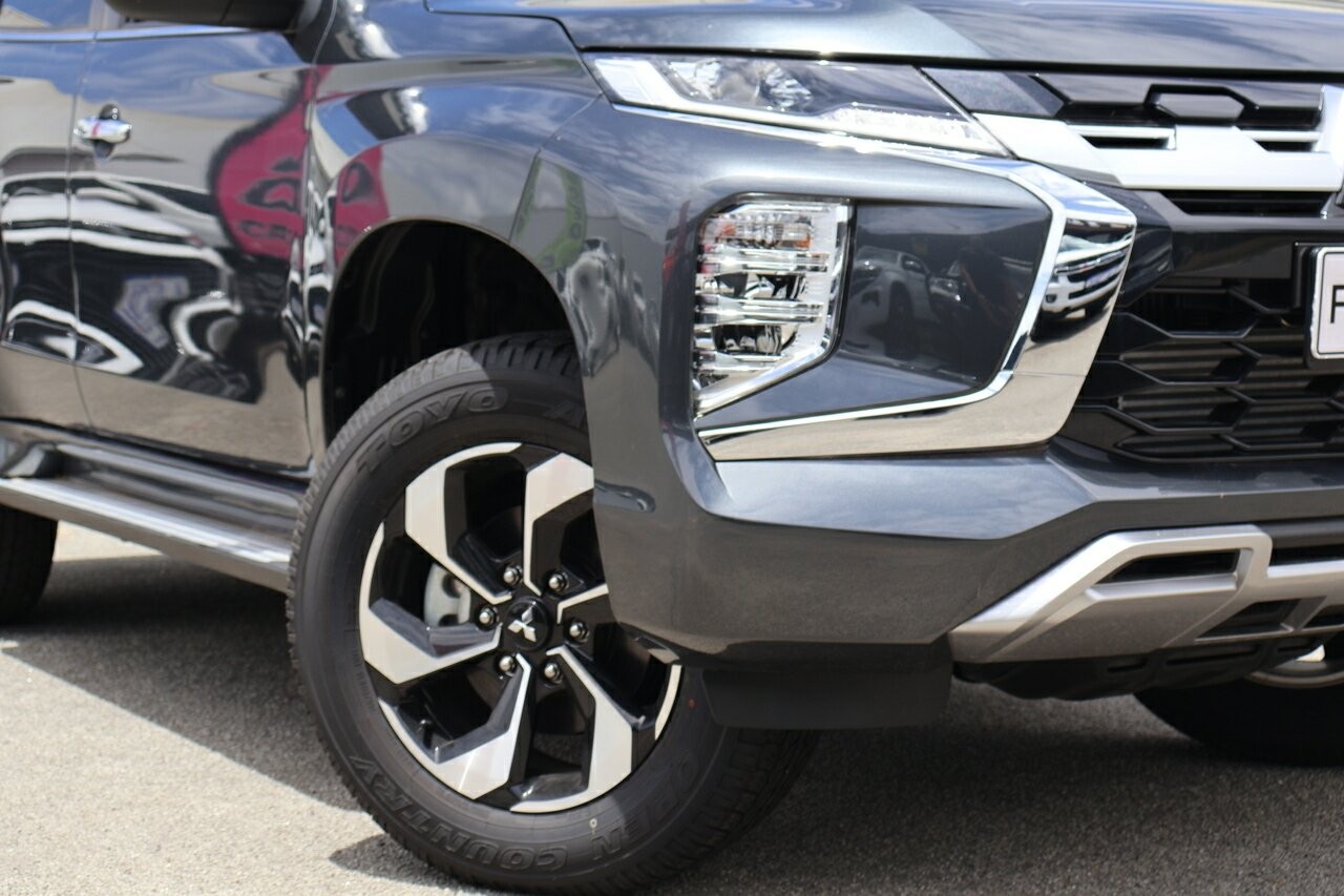 Mitsubishi Pajero Sport image 2