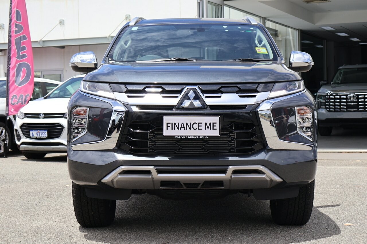 Mitsubishi Pajero Sport image 3