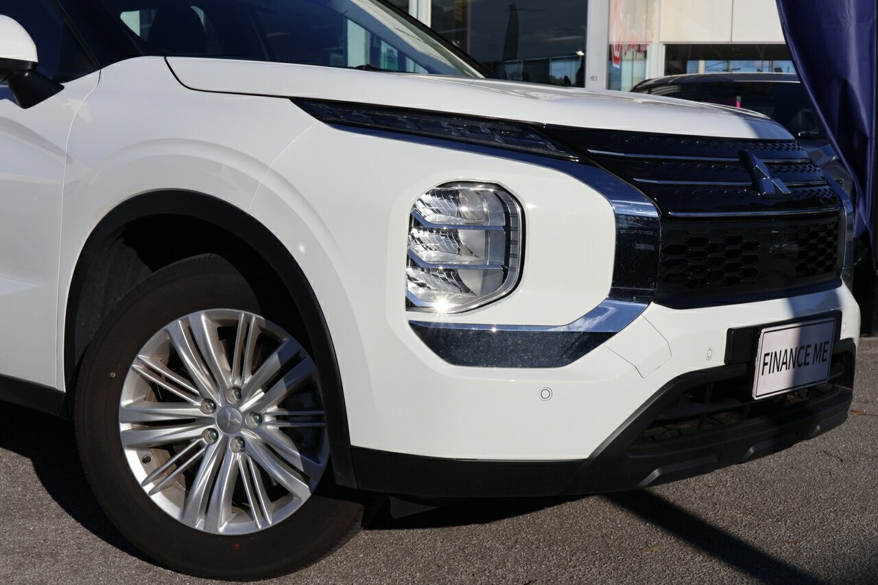 Mitsubishi Outlander image 2