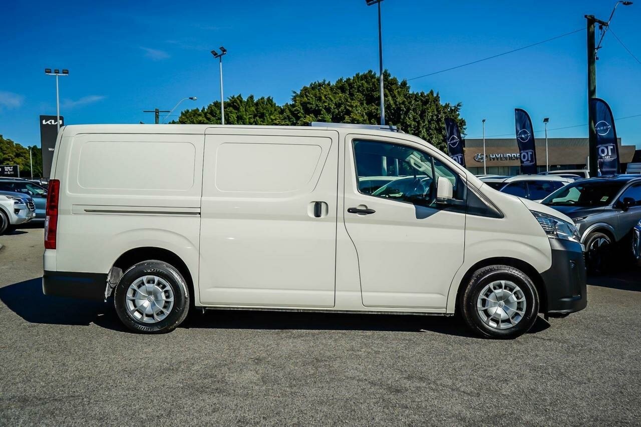 Toyota Hiace image 4
