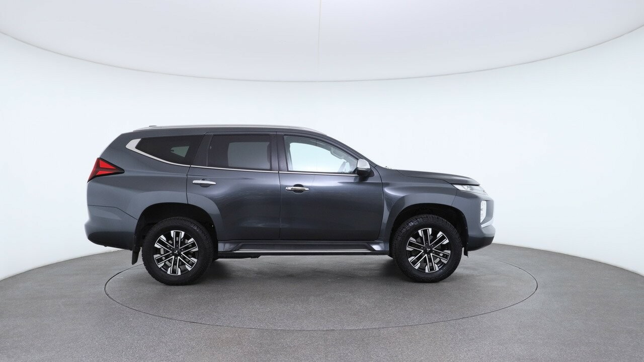 Mitsubishi Pajero Sport image 3