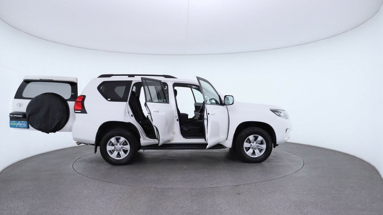 Toyota Landcruiser Prado image 4