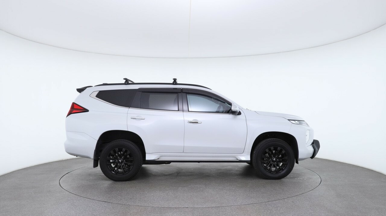 Mitsubishi Pajero Sport image 3