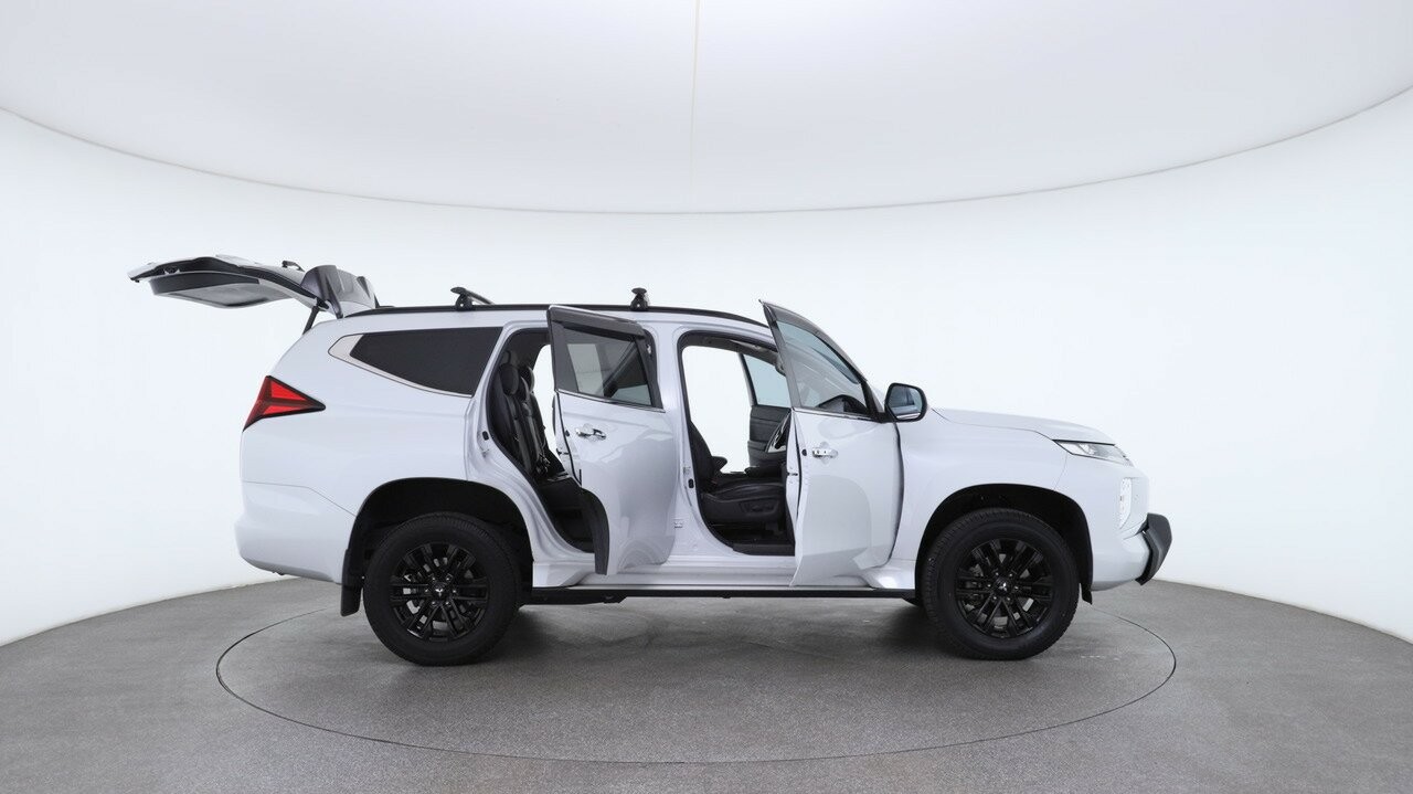 Mitsubishi Pajero Sport image 4