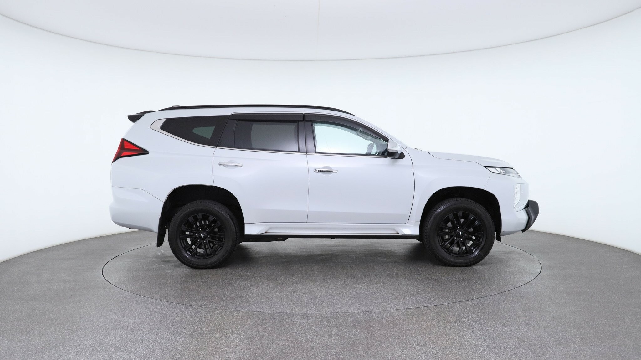 Mitsubishi Pajero Sport image 3