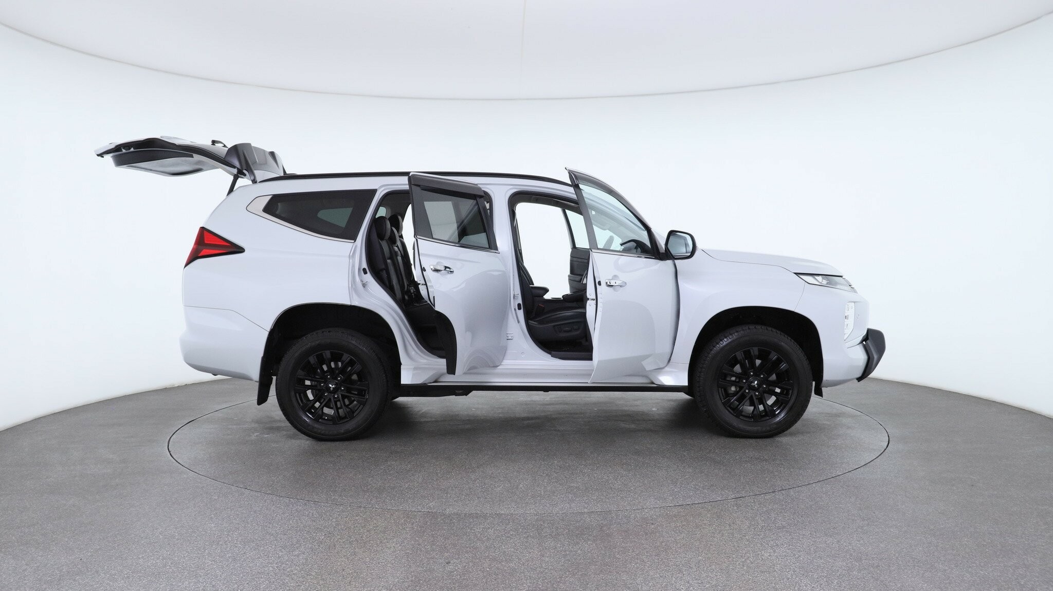 Mitsubishi Pajero Sport image 4