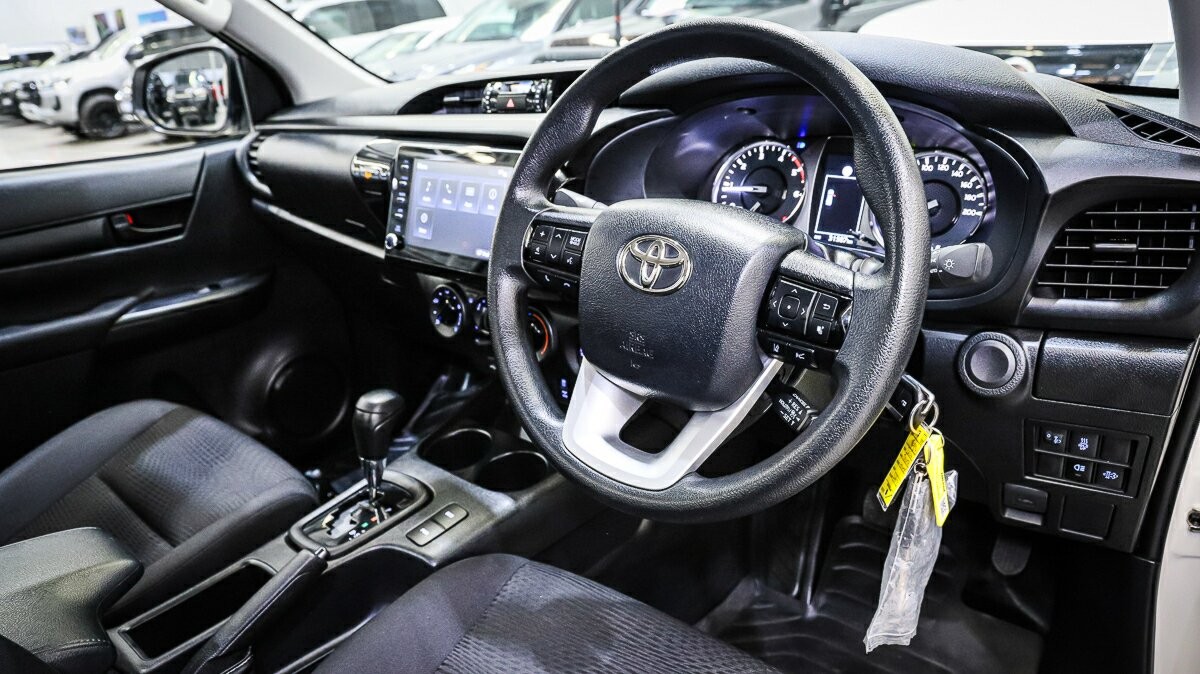 Toyota Hilux image 4