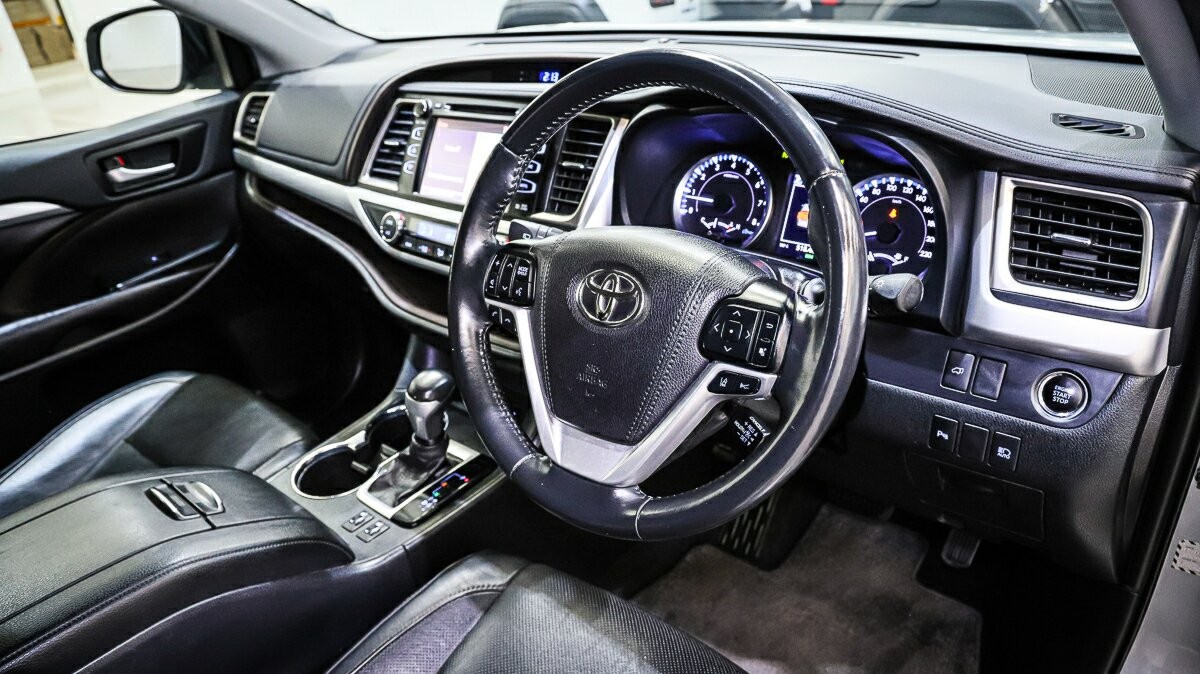 Toyota Kluger image 4