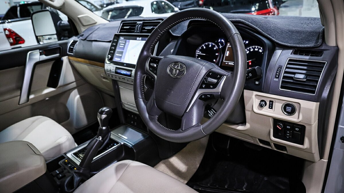 Toyota Landcruiser Prado image 4