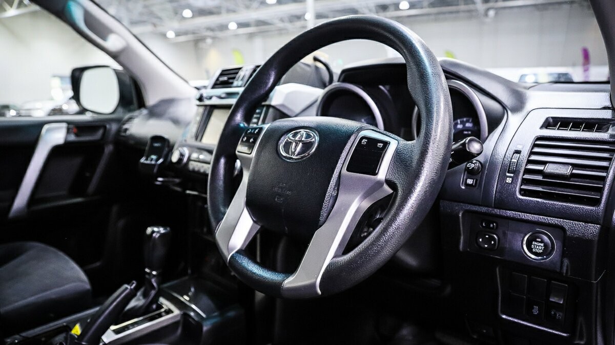 Toyota Landcruiser Prado image 4