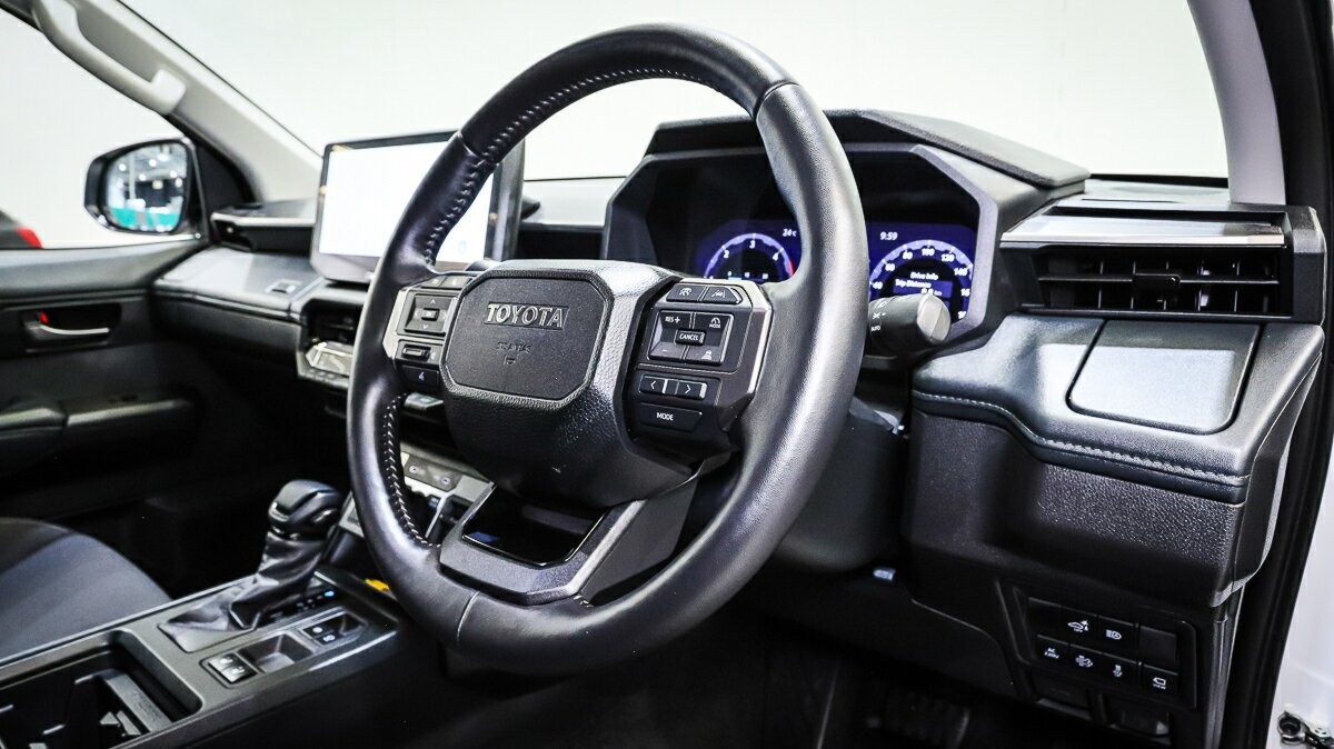 Toyota Hilux image 4