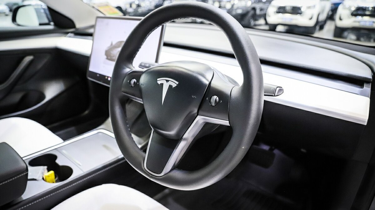 Tesla Model 3 image 4