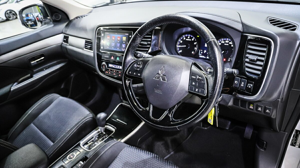 Mitsubishi Outlander image 4