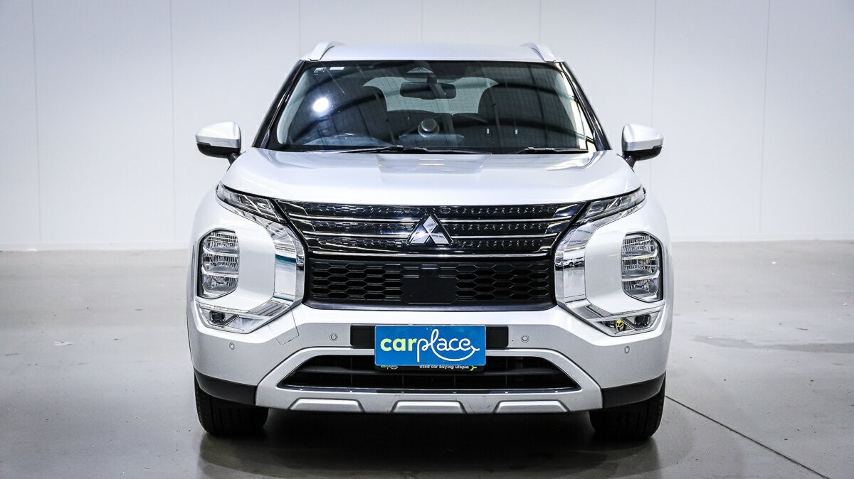 Mitsubishi Outlander image 2