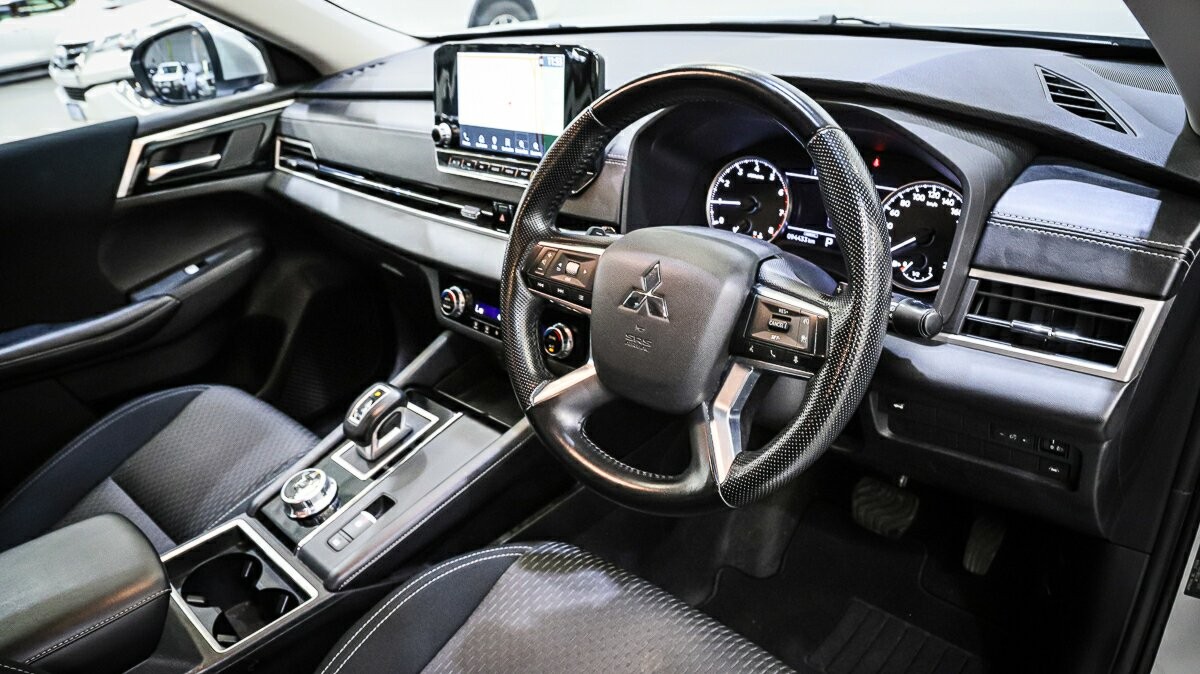 Mitsubishi Outlander image 4