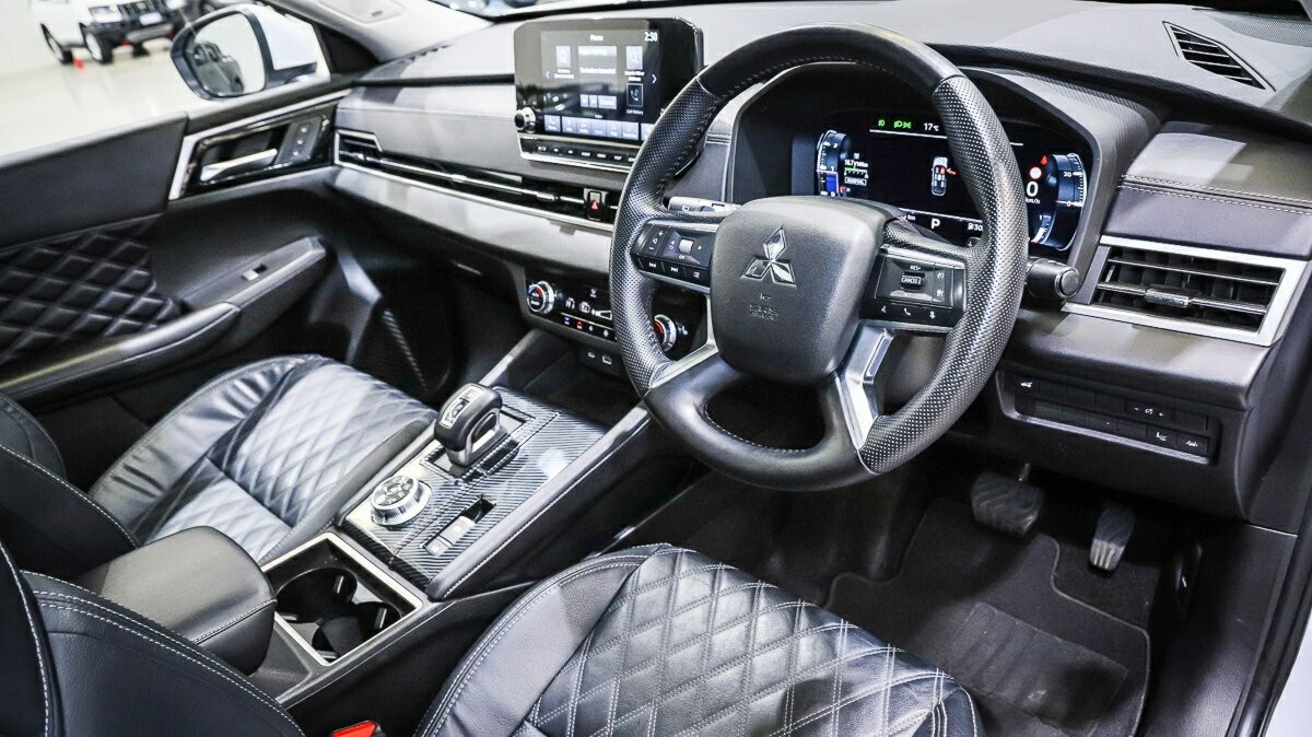 Mitsubishi Outlander image 4