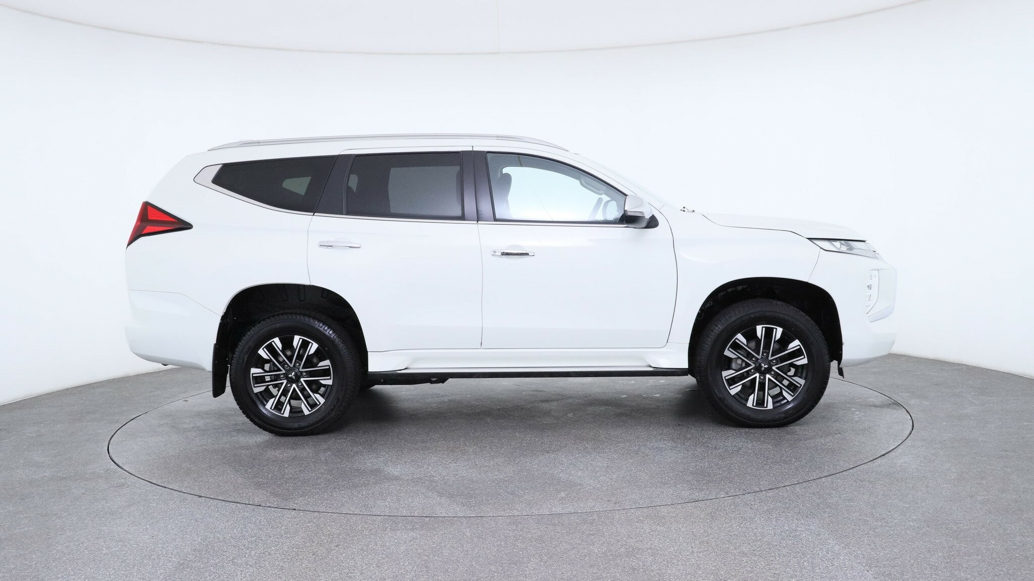 Mitsubishi Pajero Sport image 4
