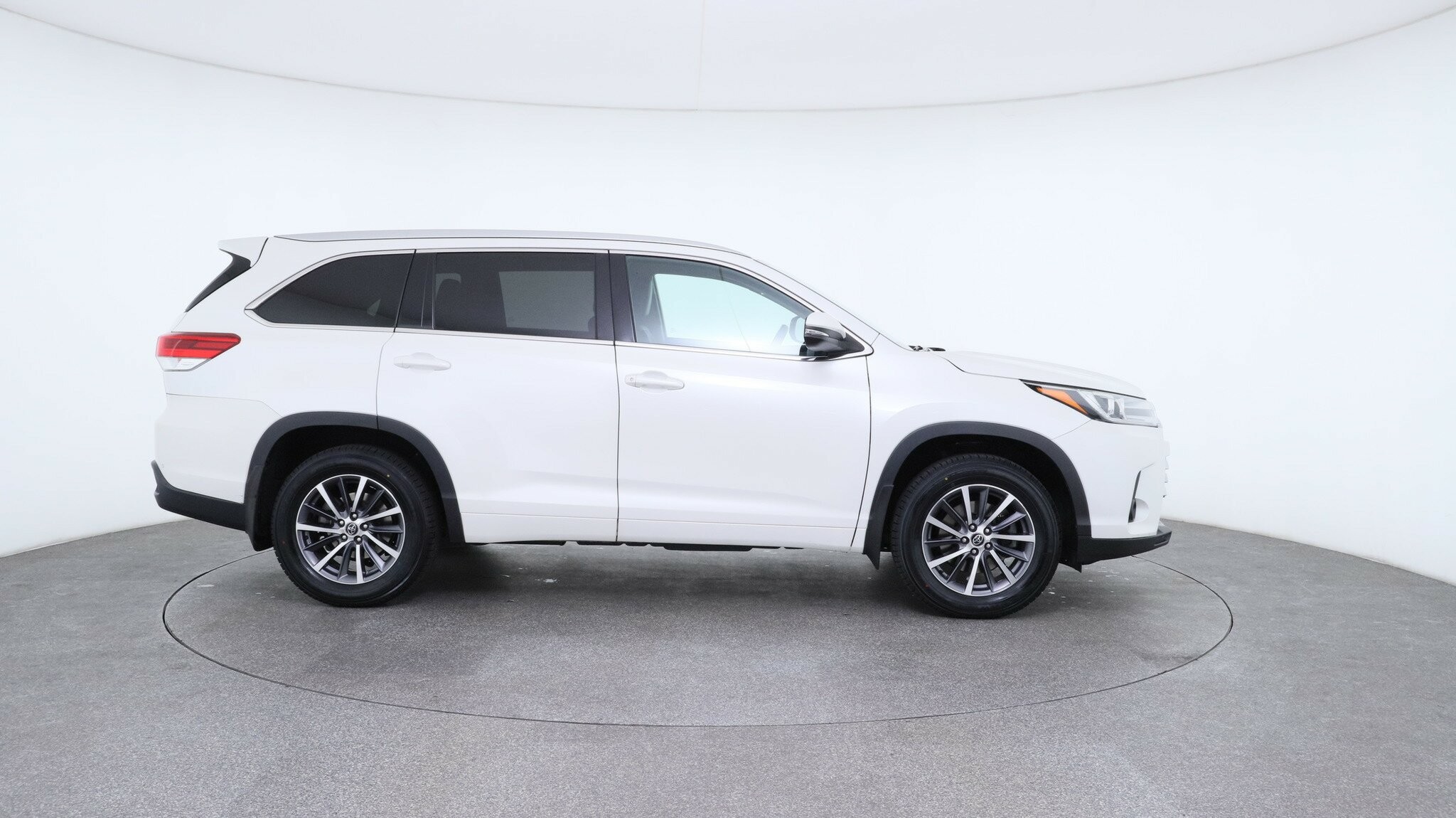 Toyota Kluger image 4