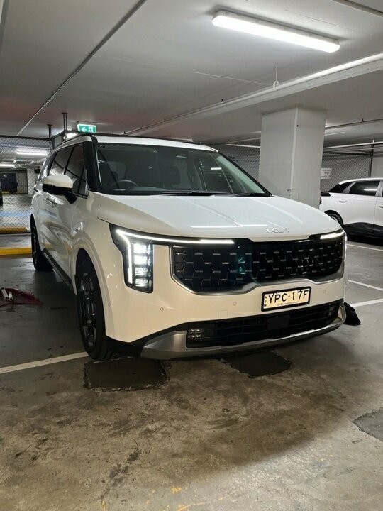 Kia Carnival image 1