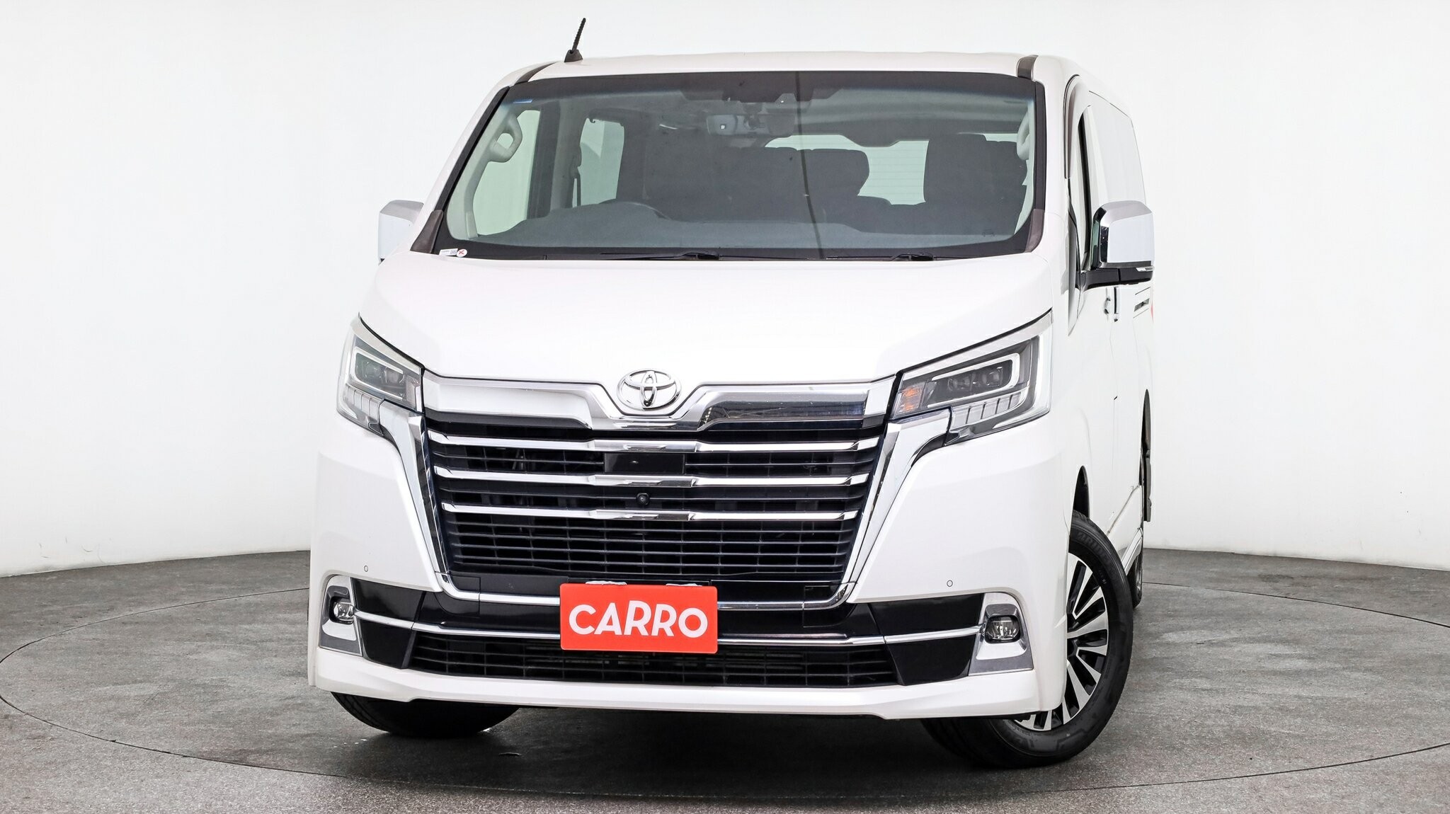 Toyota Granvia image 2