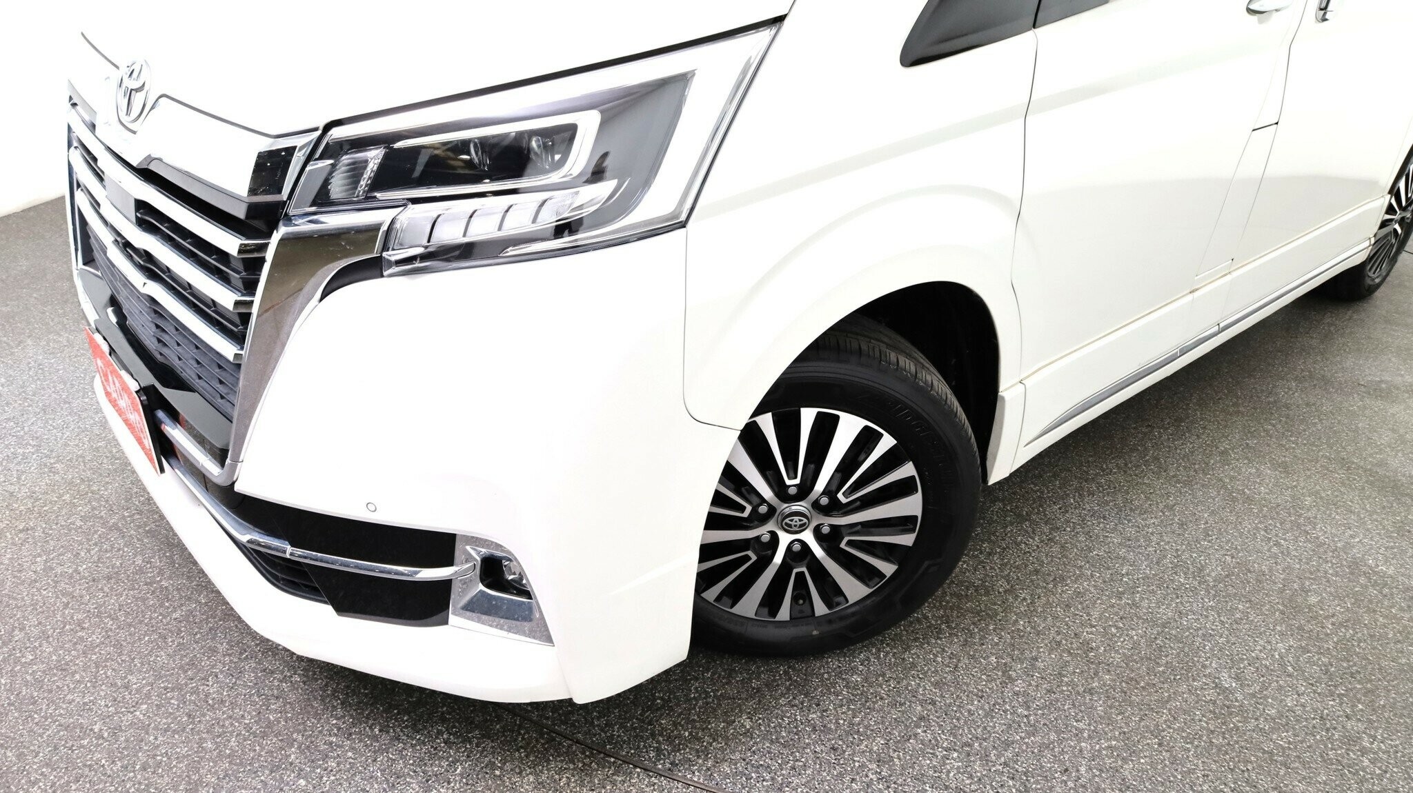 Toyota Granvia image 3