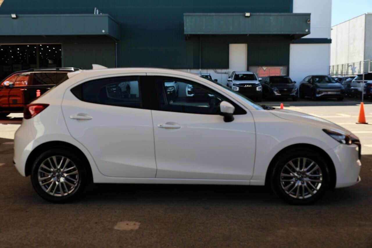 Mazda 2 image 2