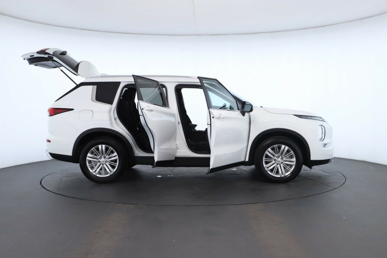 Mitsubishi Outlander image 2