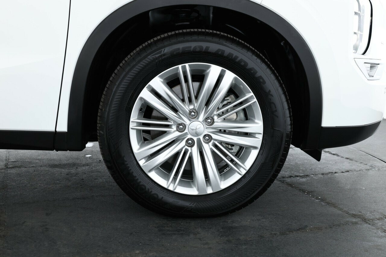 Mitsubishi Outlander image 4