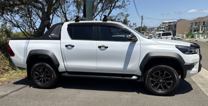 Toyota Hilux image 2