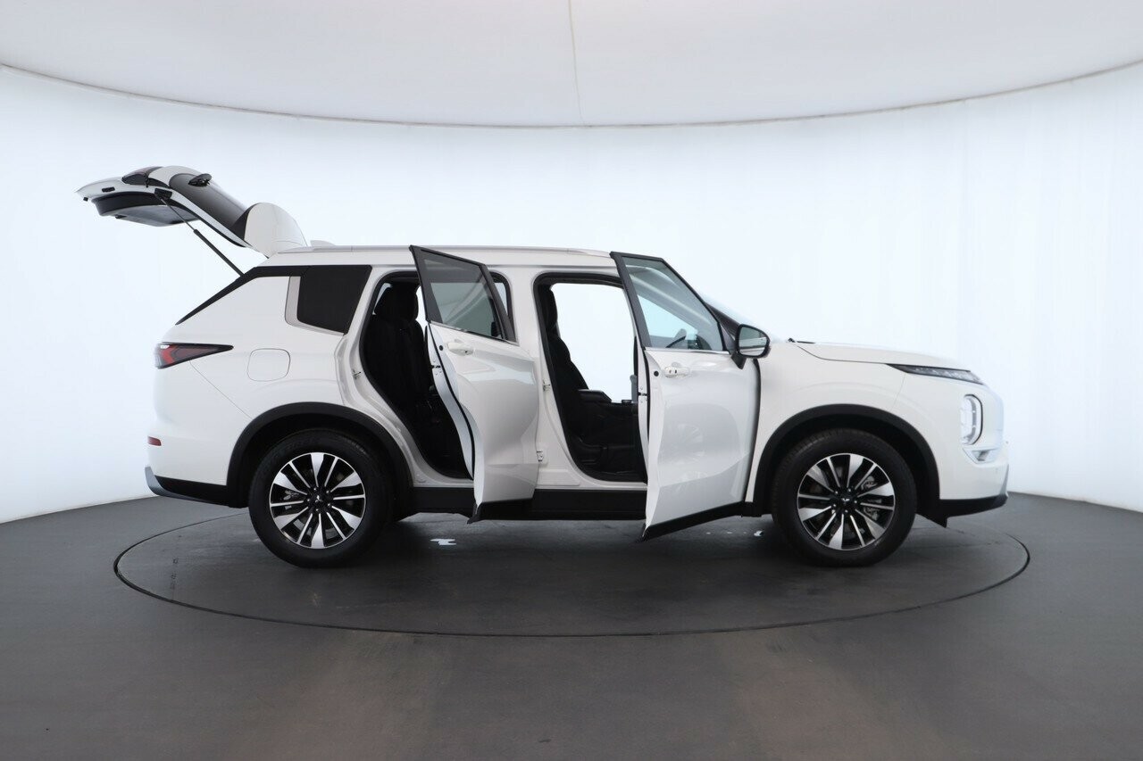 Mitsubishi Outlander image 2