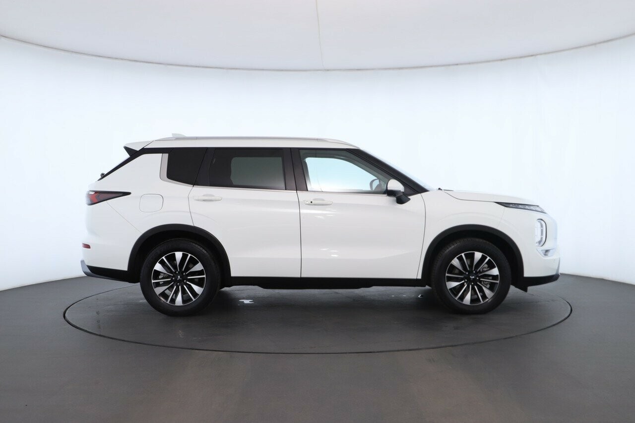 Mitsubishi Outlander image 3