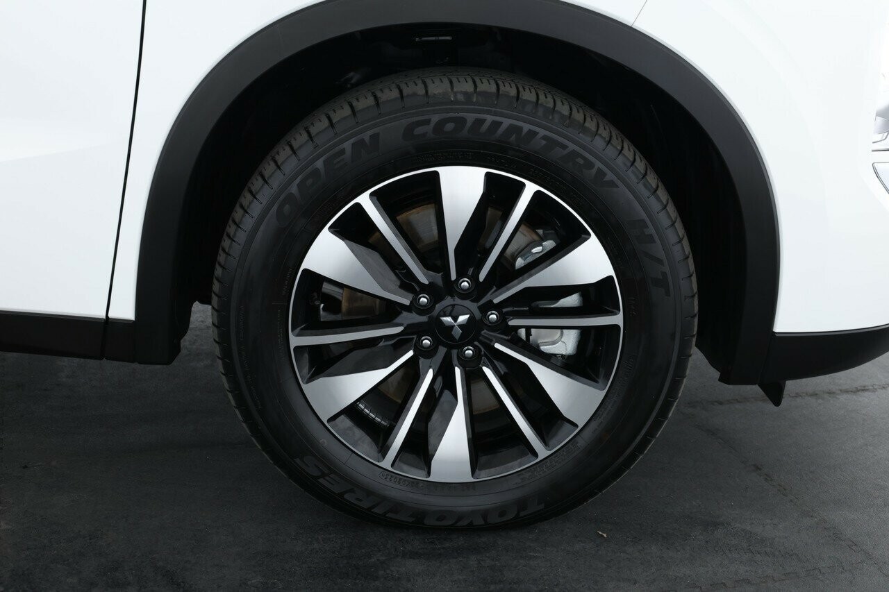 Mitsubishi Outlander image 4