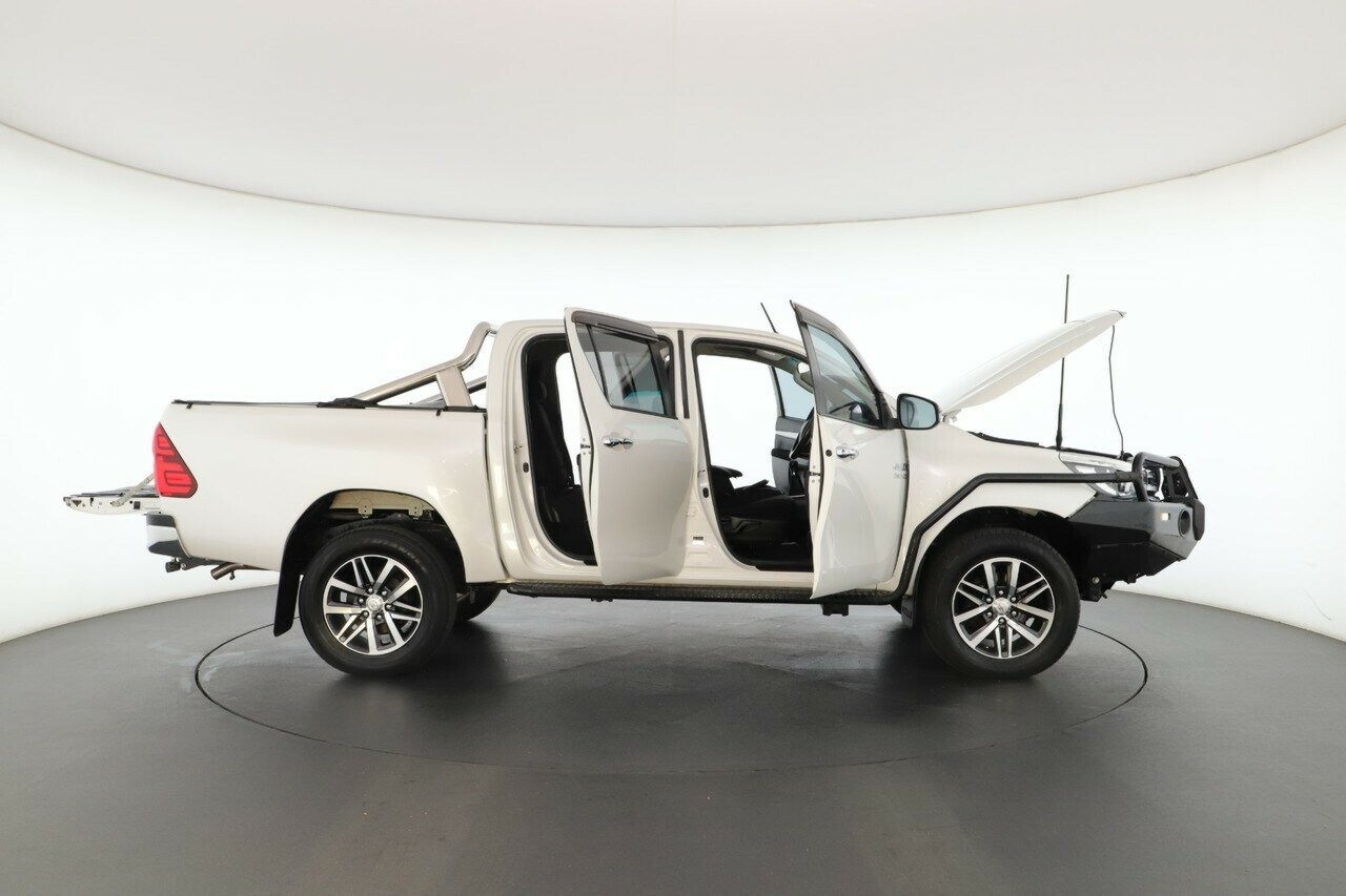 Toyota Hilux image 2