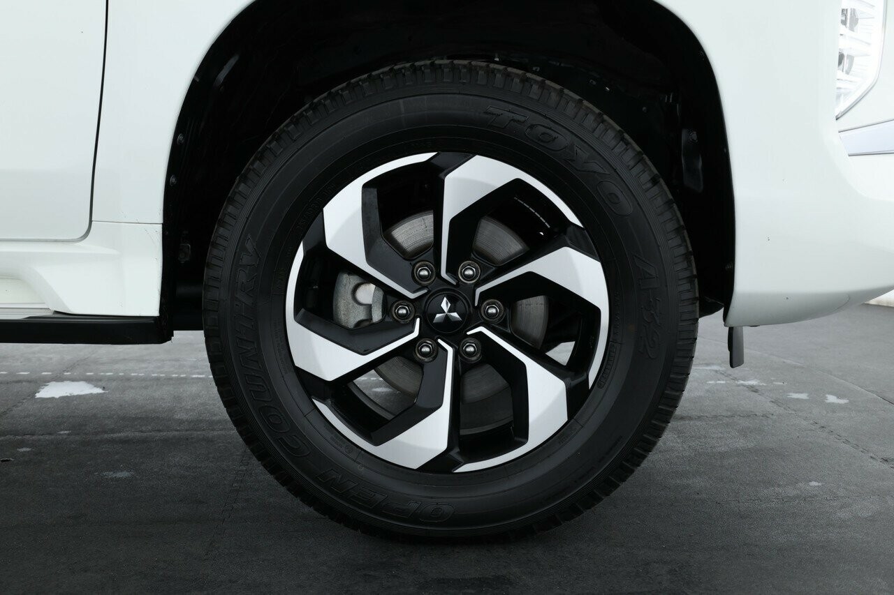 Mitsubishi Pajero Sport image 4