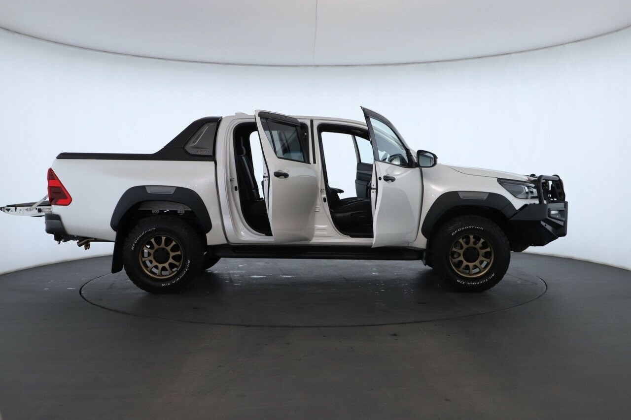 Toyota Hilux image 2