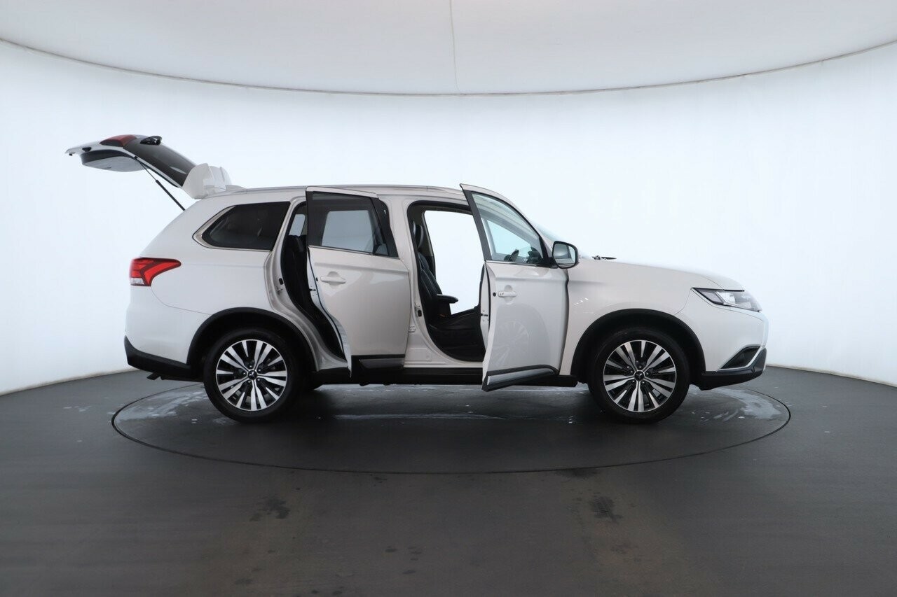 Mitsubishi Outlander image 2