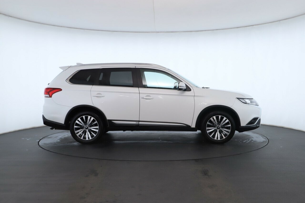 Mitsubishi Outlander image 3