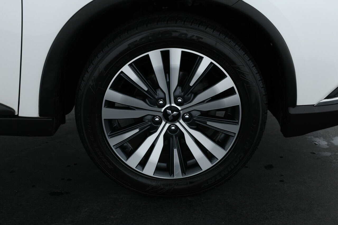 Mitsubishi Outlander image 4