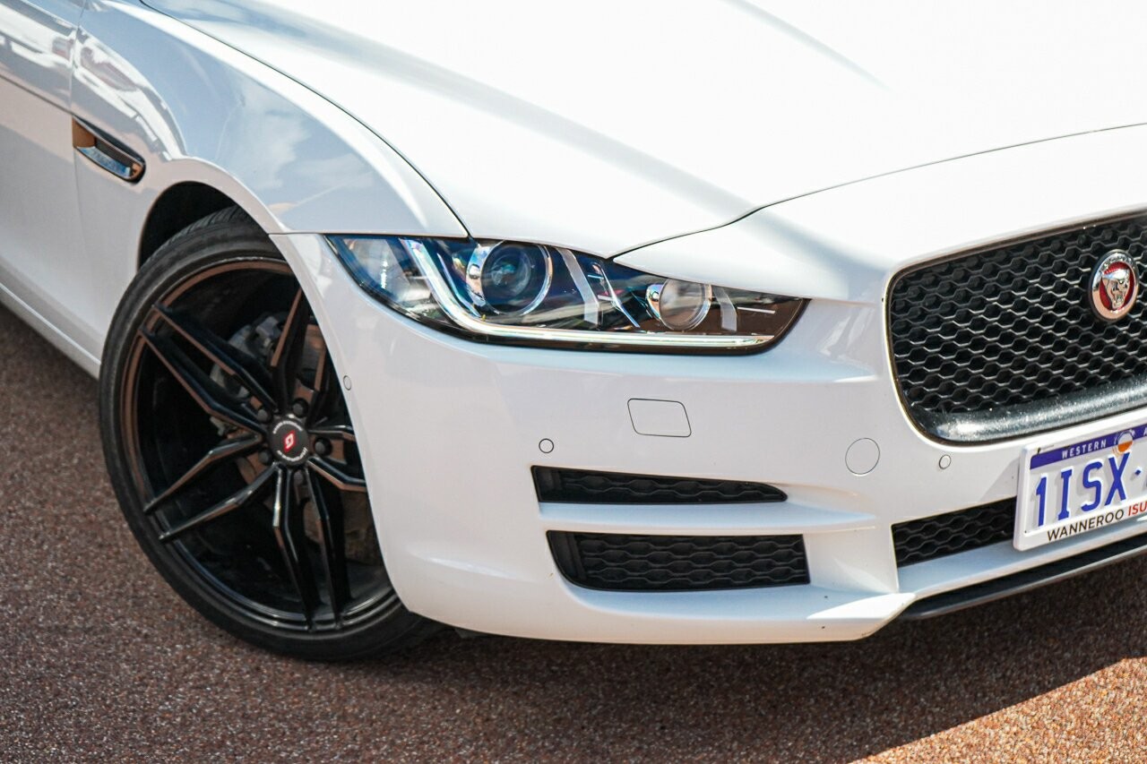Jaguar Xe image 2