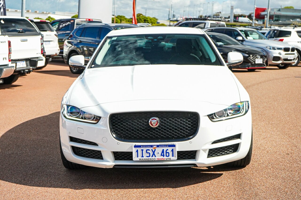 Jaguar Xe image 3