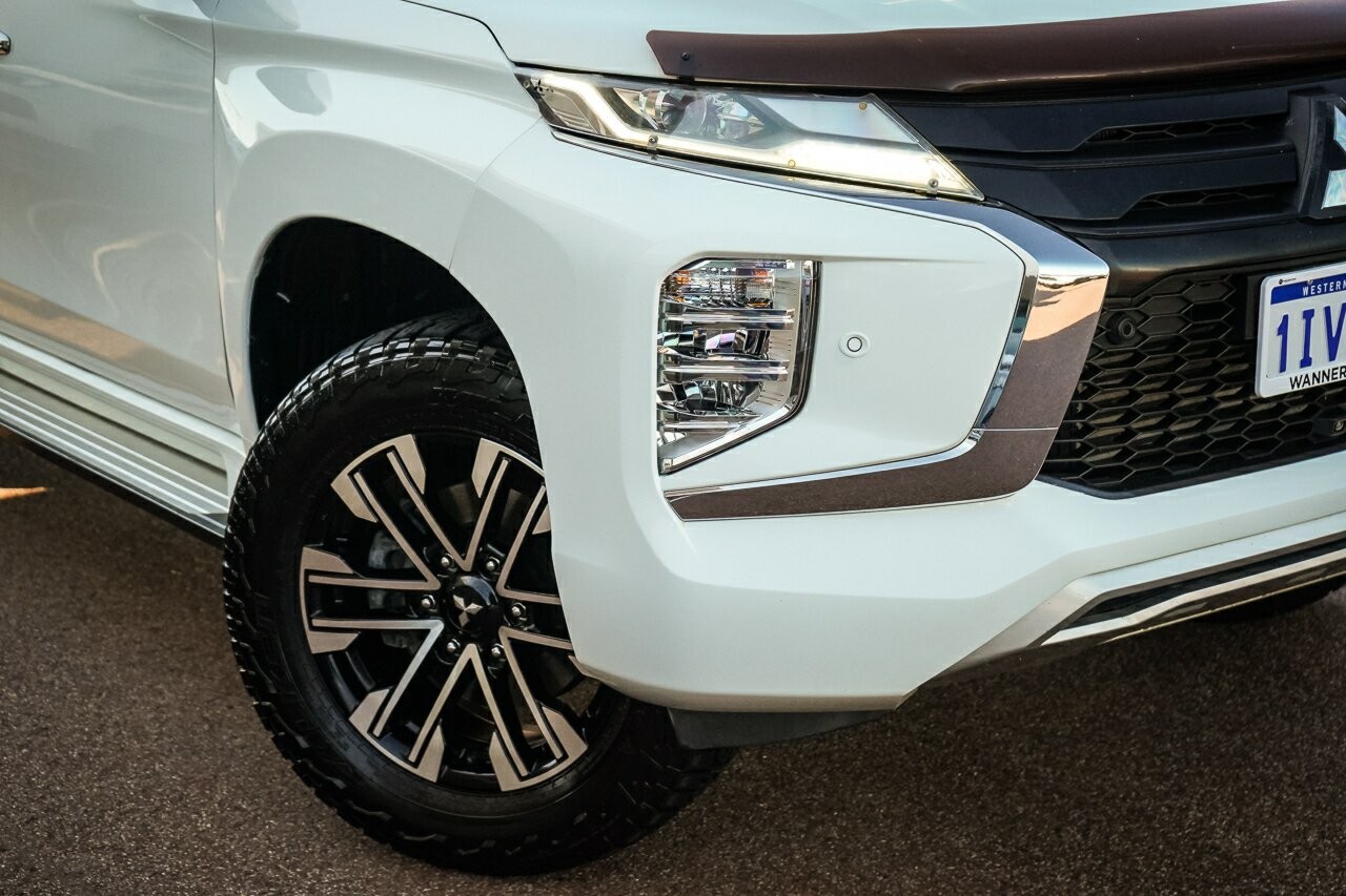 Mitsubishi Pajero Sport image 2