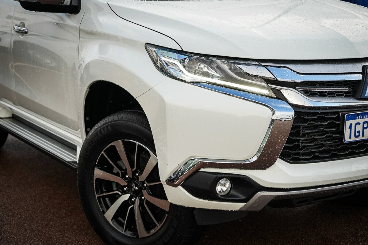 Mitsubishi Pajero Sport image 2