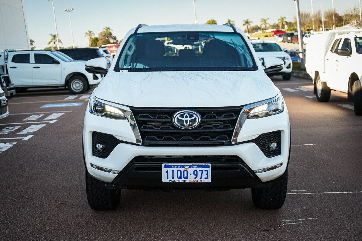 Toyota Fortuner image 3