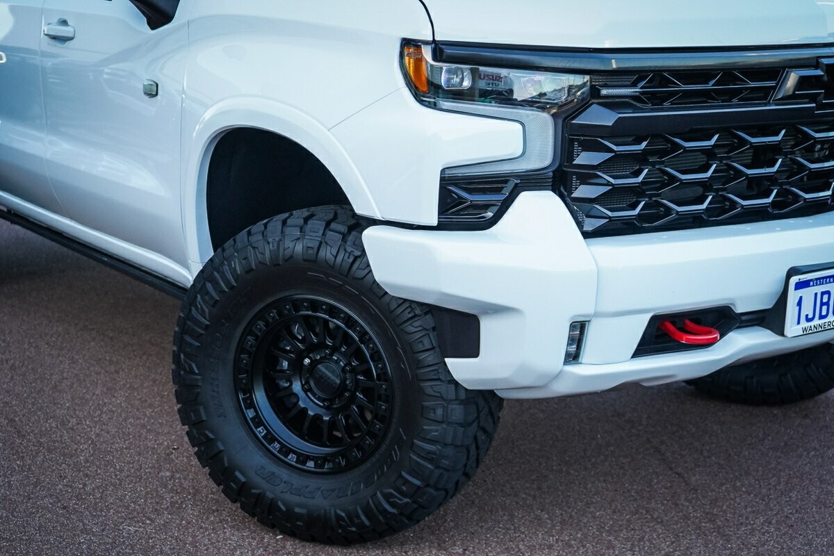 Chevrolet Silverado image 2