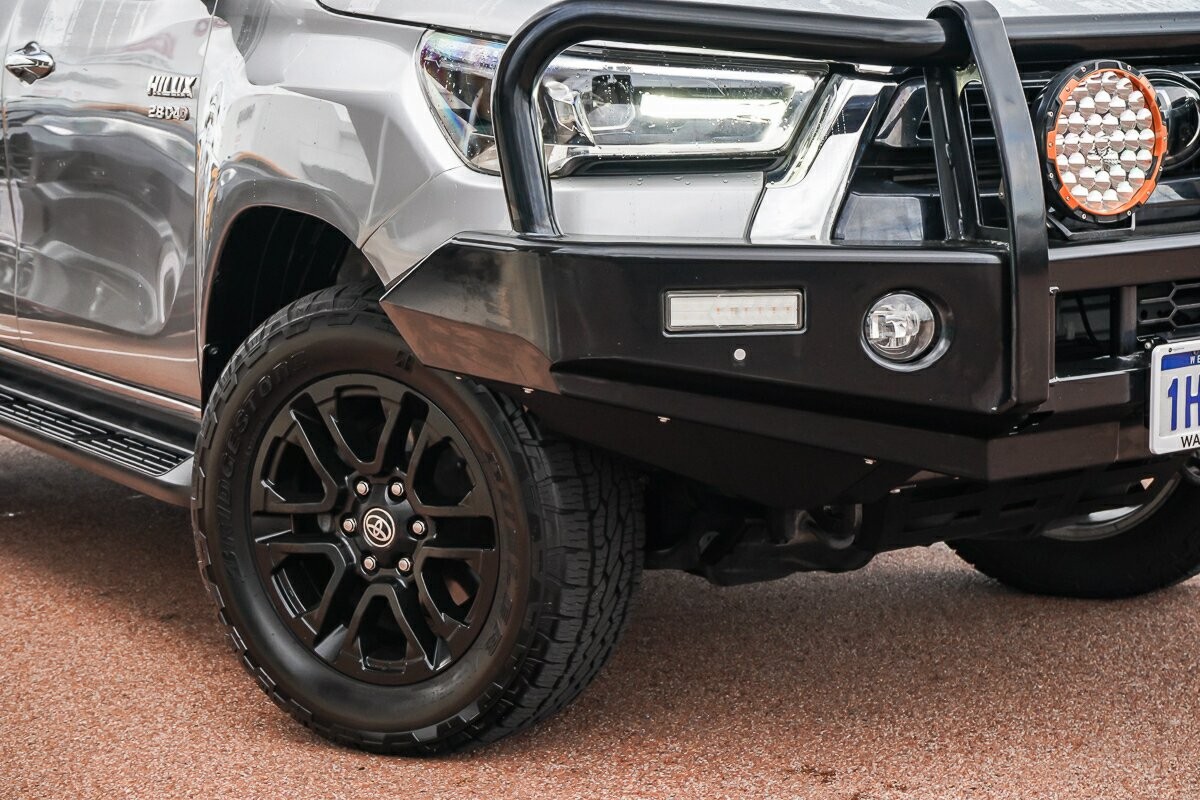 Toyota Hilux image 2