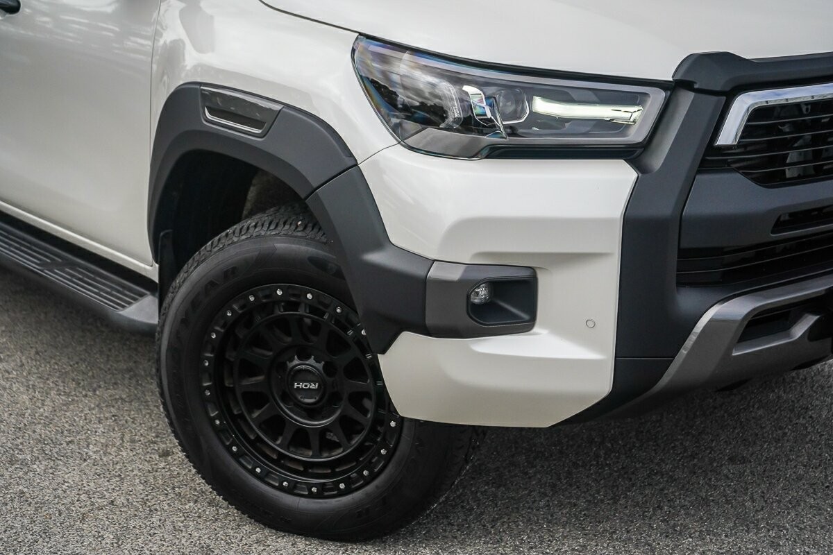 Toyota Hilux image 2