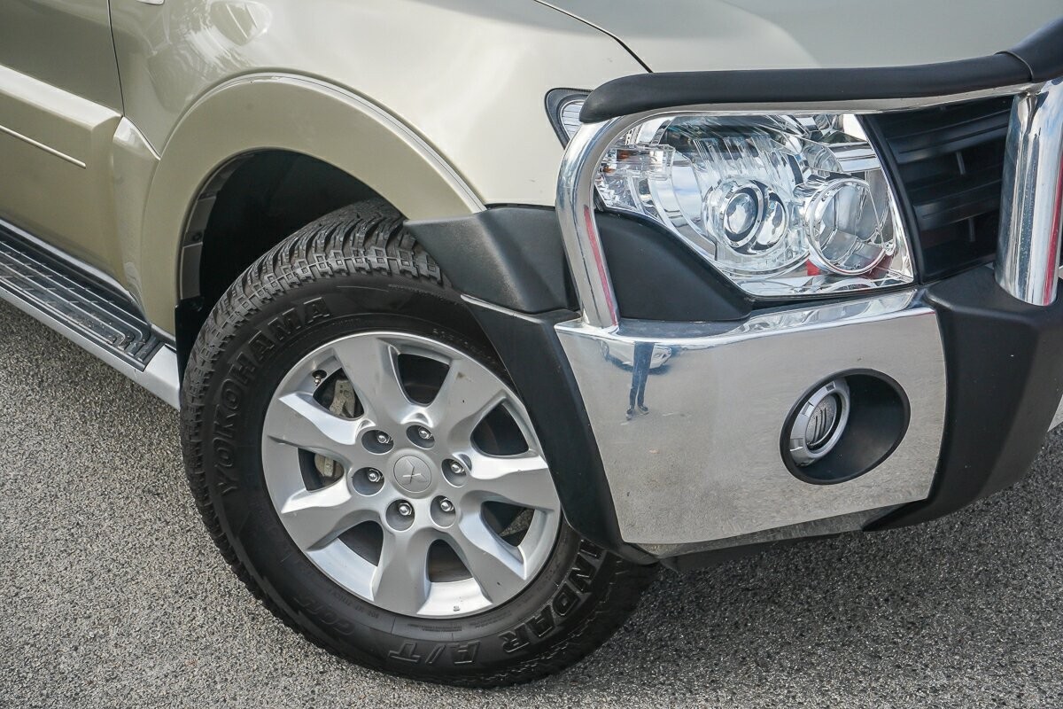 Mitsubishi Pajero image 2