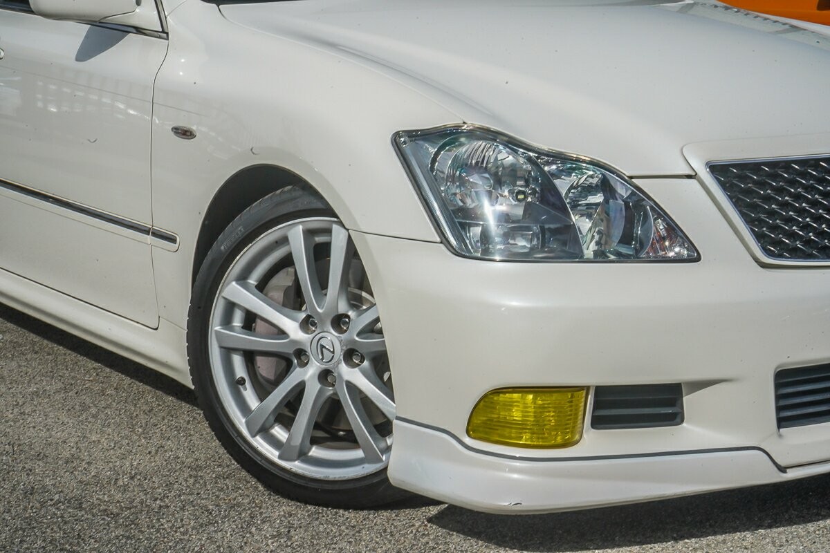 Toyota Crown image 2