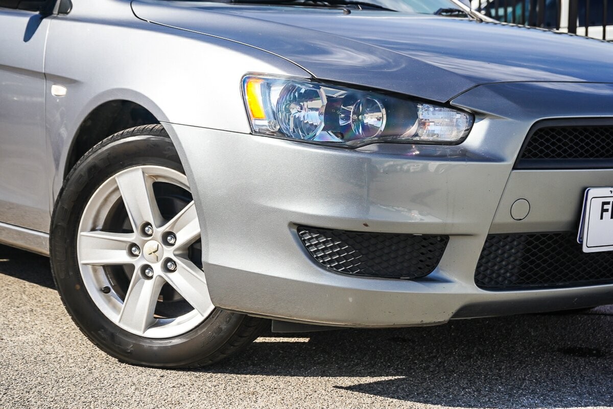 Mitsubishi Lancer image 2