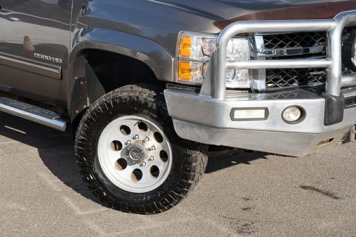 Chevrolet Silverado image 2